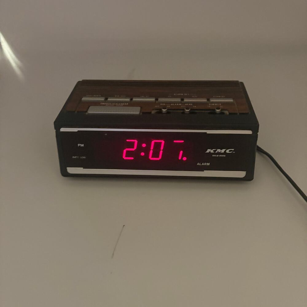 Vintage KMC 907A LED Digital Alarm Clock Dual His Hers Alarm Works Display Issue